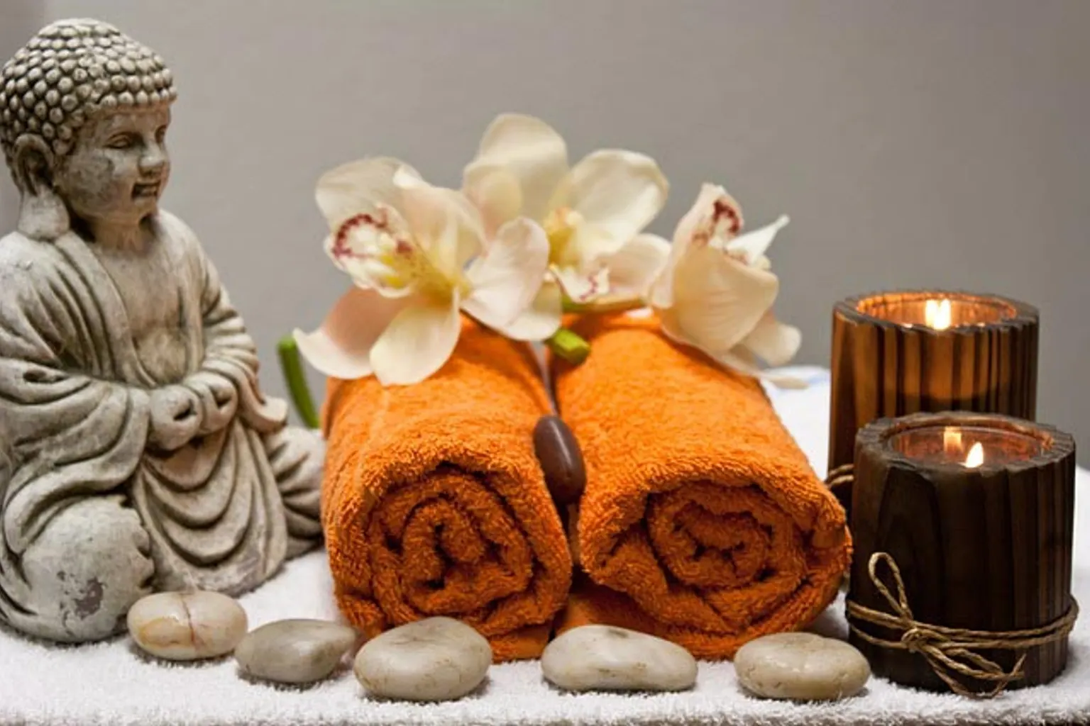 Entrepreneure accueillant une cliente dans un espace de soins et de bien-être lumineux.