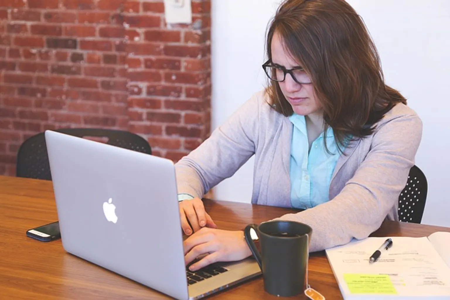 Entrepreneur consultant les performances du site internet de son entreprise sur un ordinateur portable.