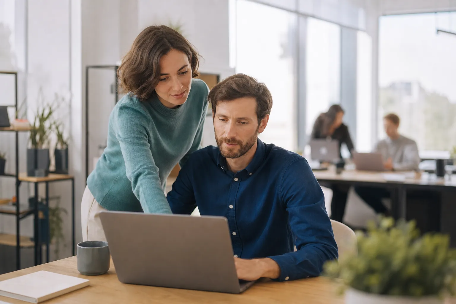 Un couple d'entrepreneurs travaille ensemble derrière le comptoir d'un commerce familial.