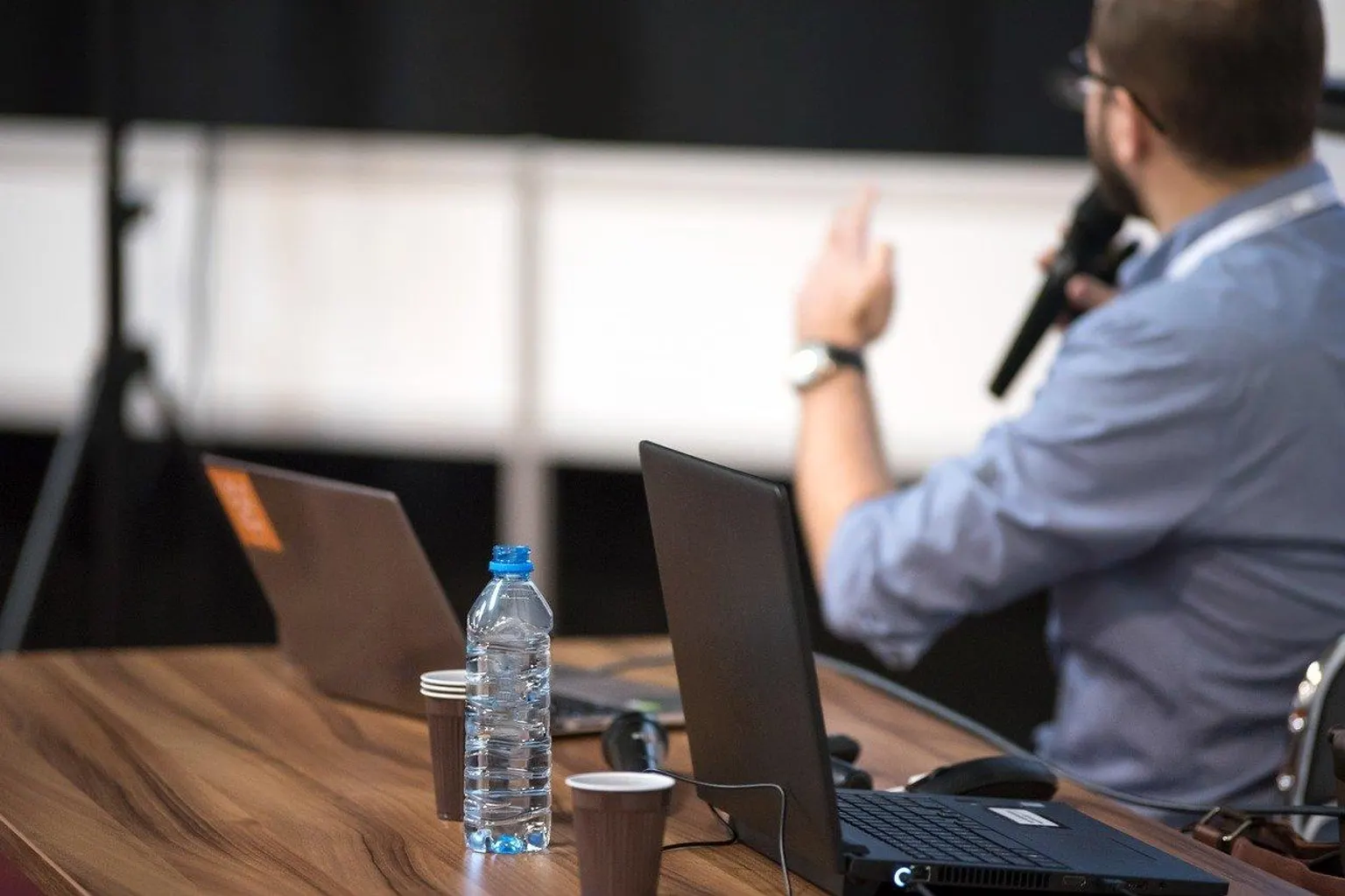 Une professionnelle compare des programmes de formation et des critères de sélection sur son ordinateur.