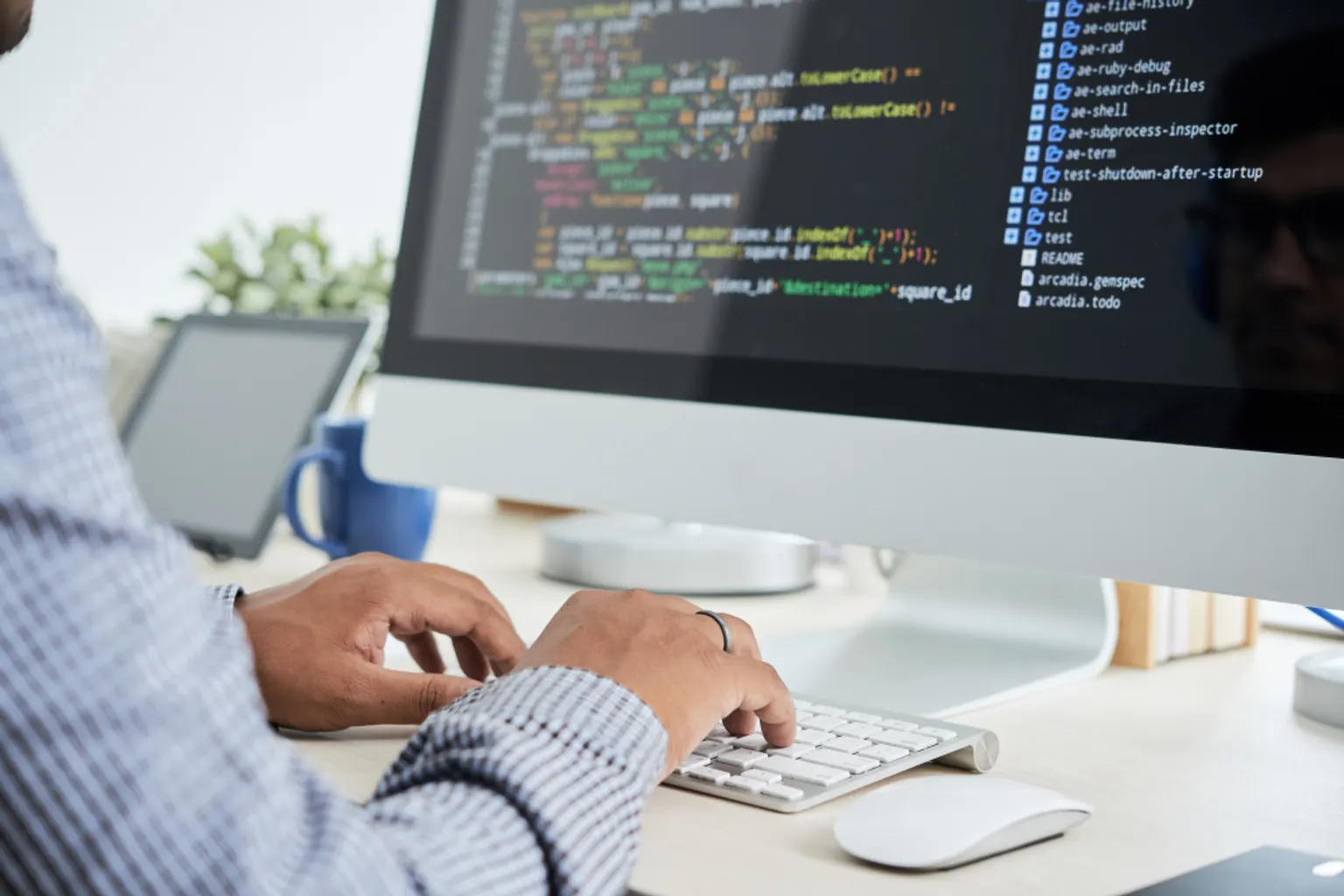 Administrateur configurant un serveur Linux dans un terminal pour mettre un site web en ligne.