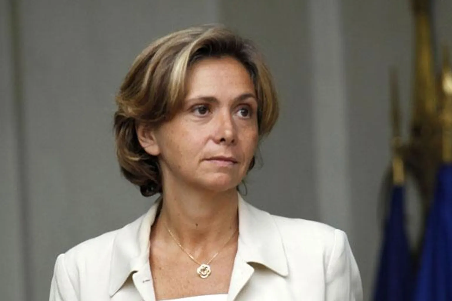 Valérie Pécresse échange avec les équipes d’une PME française spécialisée dans le mobilier et les sièges.